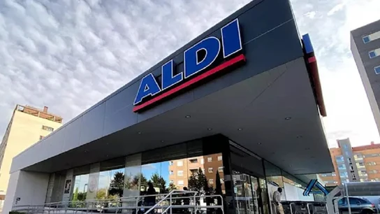 Imagen de archivo de la entrada a un supermercado Aldi en Madrid Imagen de archivo de la entrada a un supermercado Aldi en Madrid