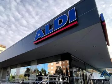 Imagen de archivo de la entrada a un supermercado Aldi en Madrid Imagen de archivo de la entrada a un supermercado Aldi en Madrid