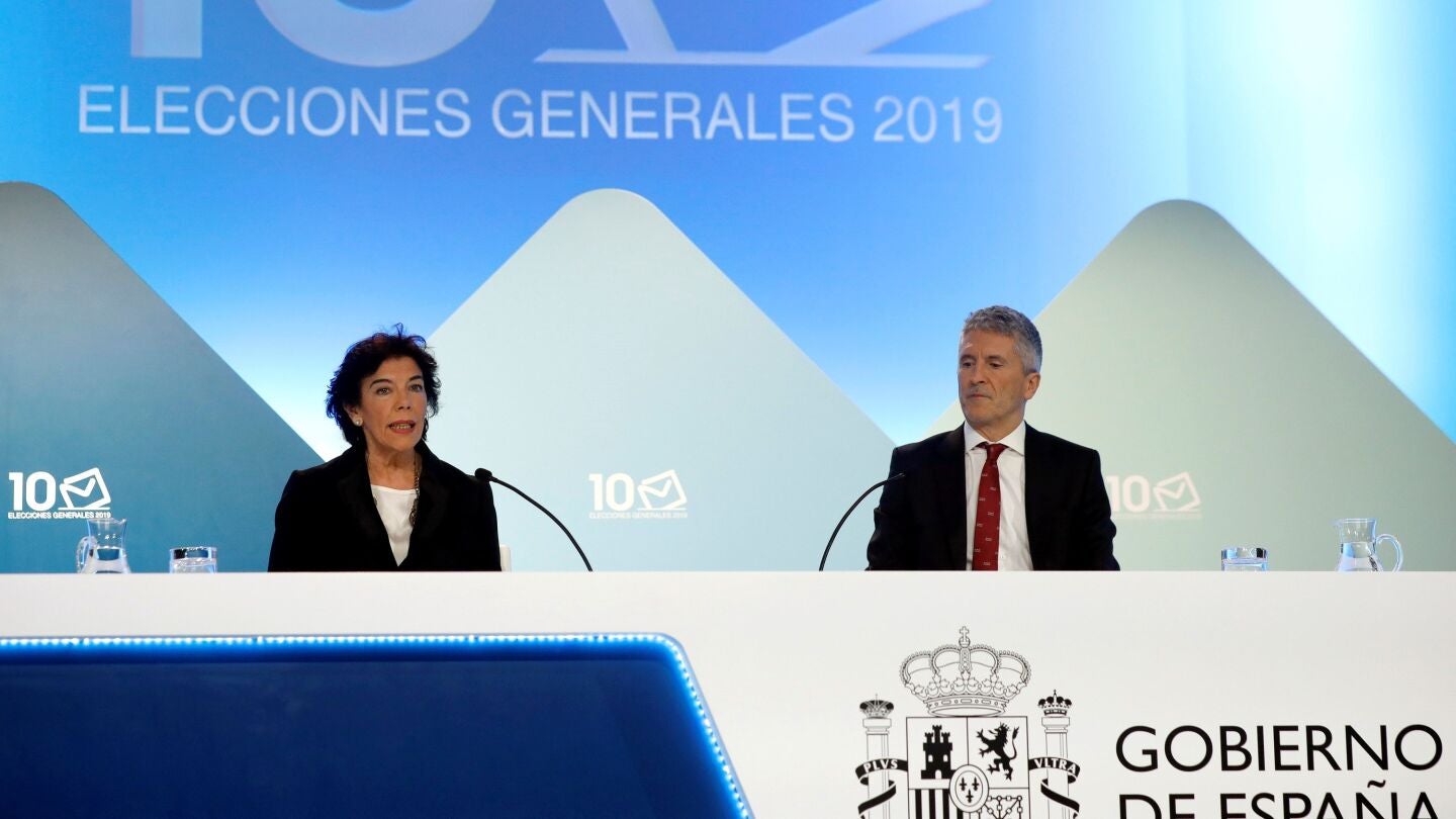 El ministro de Interior en funciones, Fernando Grande Marlaska, junto a la ministra portavoz Isabel Cela&aacute;