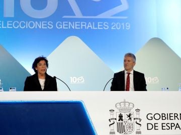 El ministro de Interior en funciones, Fernando Grande Marlaska, junto a la ministra portavoz Isabel Celaá El ministro de Interior en funciones, Fernando Grande Marlaska, junto a la ministra portavoz Isabel Celaá