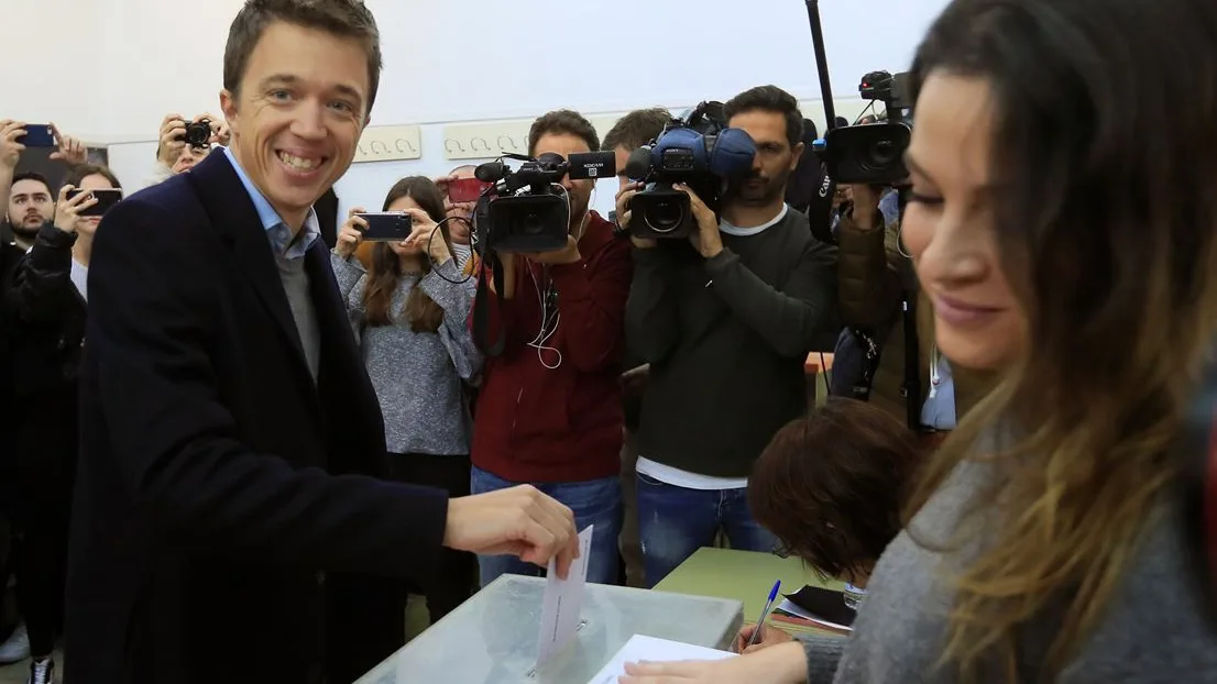 Íñigo Errejón votando