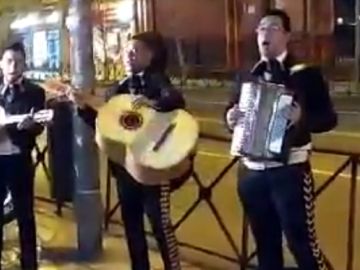 Imagen de los mariachis enviados por Forocoches a la sede de Ciudadanos Imagen de los mariachis enviados por Forocoches a la sede de Ciudadanos