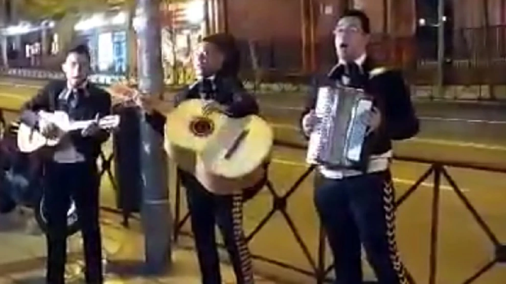 Imagen de los mariachis enviados por Forocoches a la sede de Ciudadanos