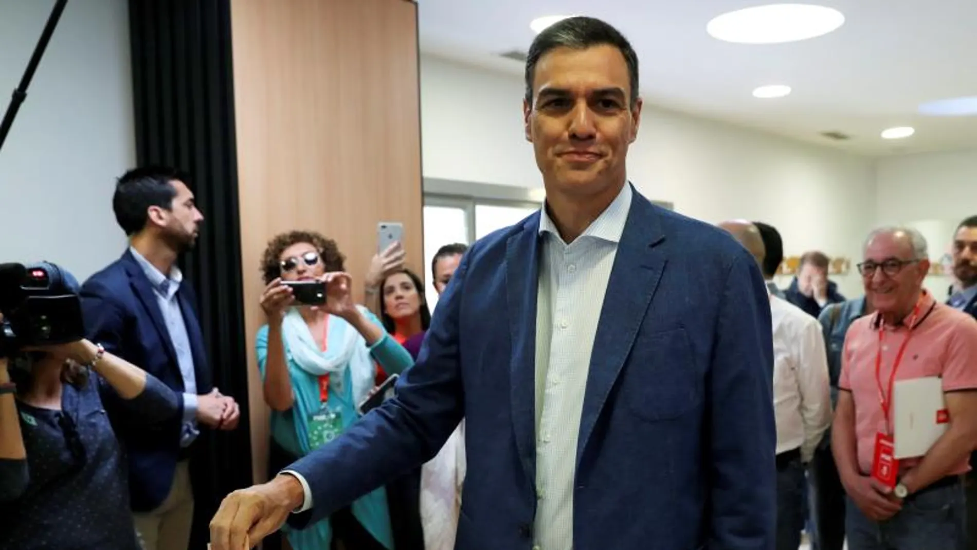 El candidato del PSOE, Pedro Sánchez, vota en las últimas elecciones.