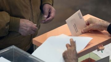 Un ciudadano deposita su voto en un colegio electoral