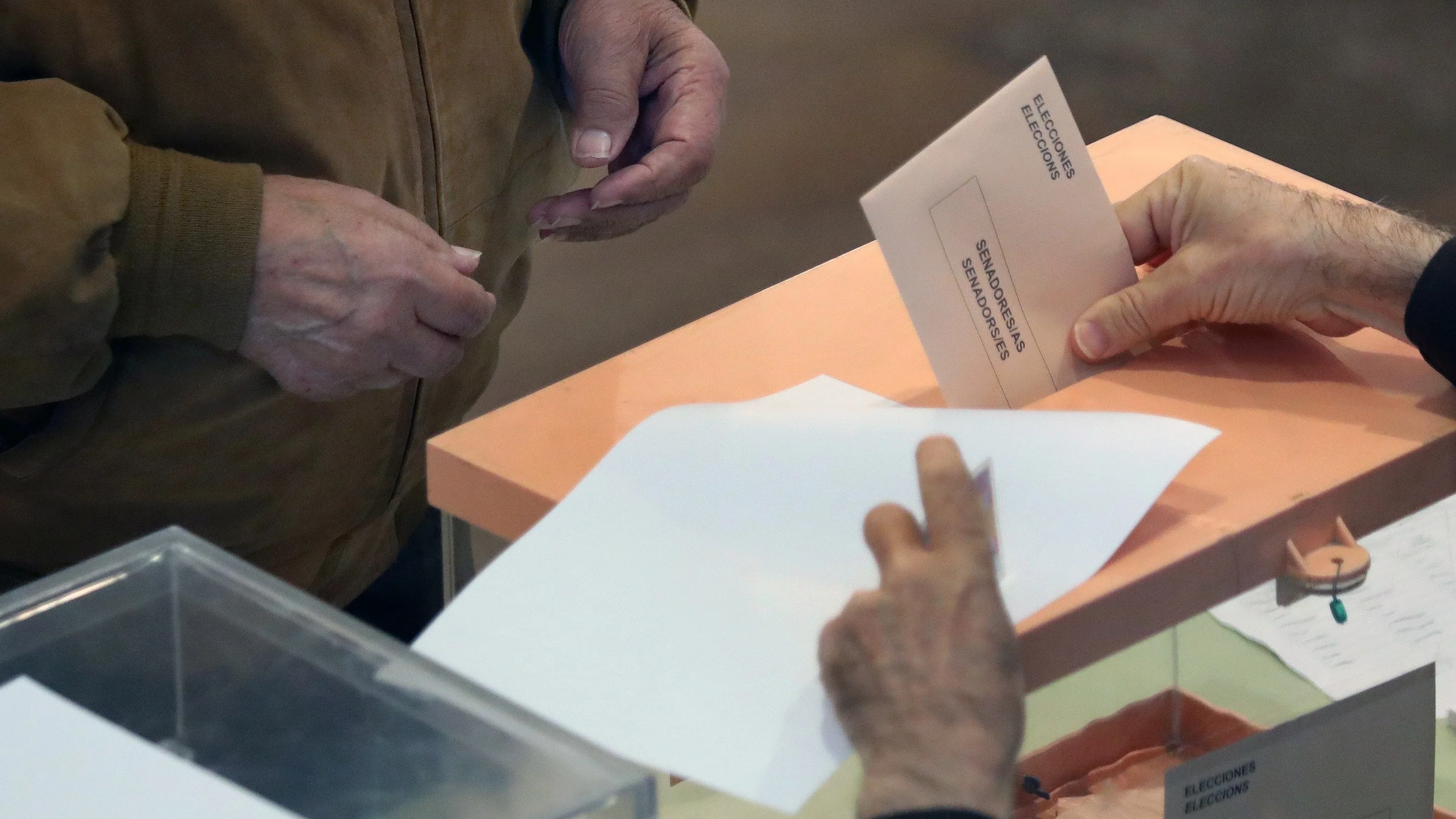 Un ciudadano deposita su voto en un colegio electoral