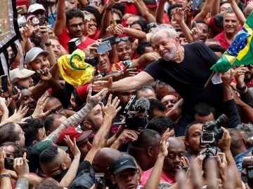 Simpatizantes del expresidente de Brasil Luiz Inácio Lula da Silva lo llevan a hombros en Sao Bernardo do Campo Simpatizantes del expresidente de Brasil Luiz Inácio Lula da Silva lo llevan a hombros en Sao Bernardo do Campo