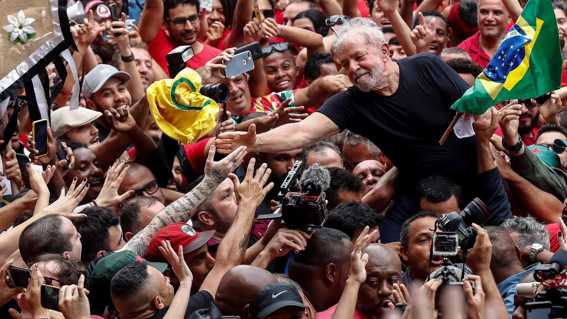 Simpatizantes del expresidente de Brasil Luiz Inácio Lula da Silva lo llevan a hombros en Sao Bernardo do Campo