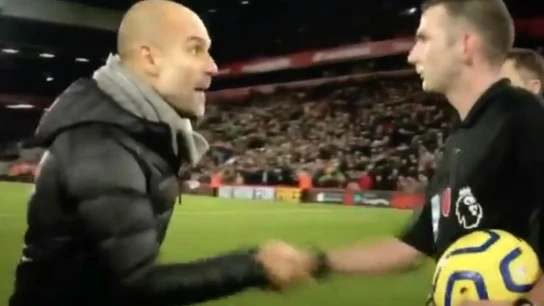 Guardiola, ante el árbitro Guardiola, ante el árbitro