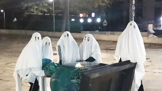 Un grupo de personas con sábanas vuelcan una de las meninas colocadas en Madrid Un grupo de personas con sábanas vuelcan una de las meninas colocadas en Madrid