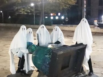 Un grupo de personas con sábanas vuelcan una de las meninas colocadas en Madrid Un grupo de personas con sábanas vuelcan una de las meninas colocadas en Madrid