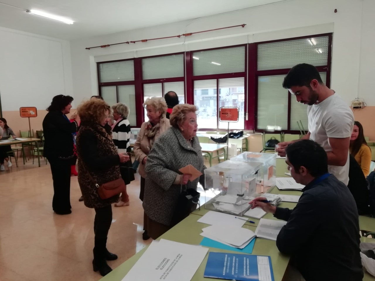 Ciudadanos votando en Elche en las elecciones generales.