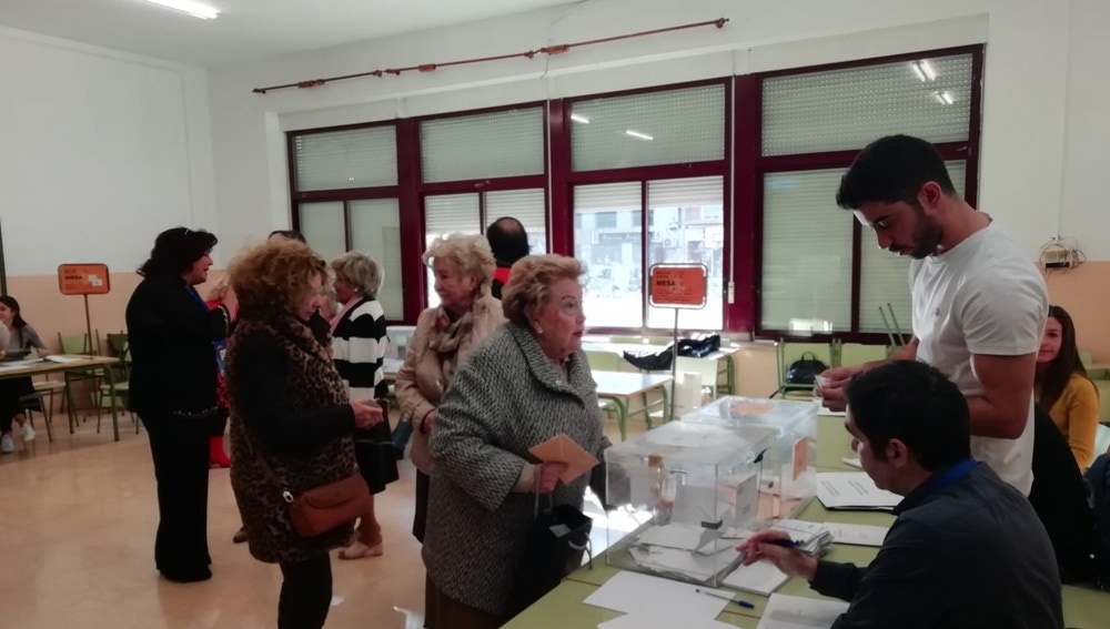Ciudadanos votando en Elche en las elecciones generales.