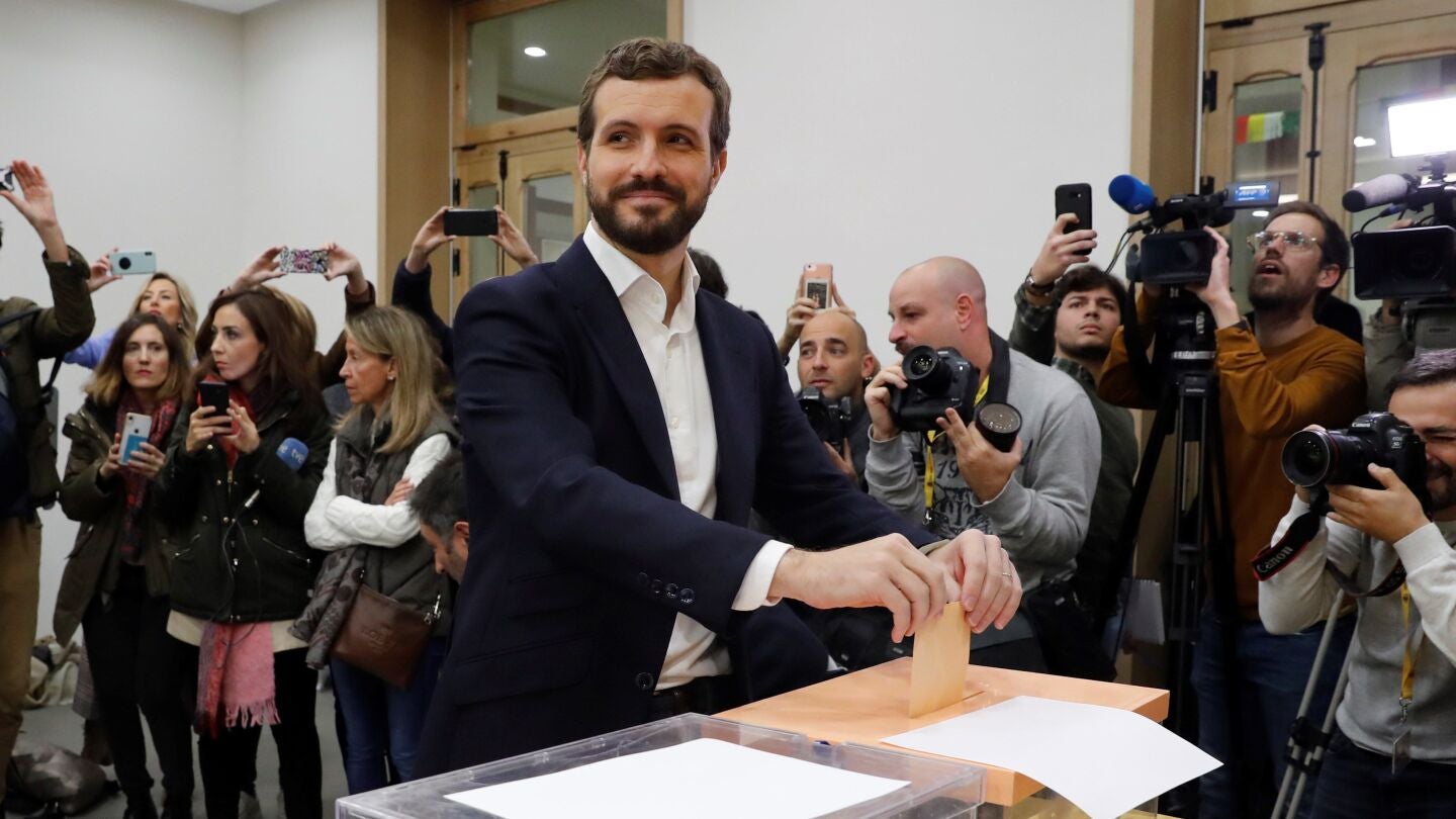 El l&iacute;der del PP, Pablo Casado, vota en Madrid