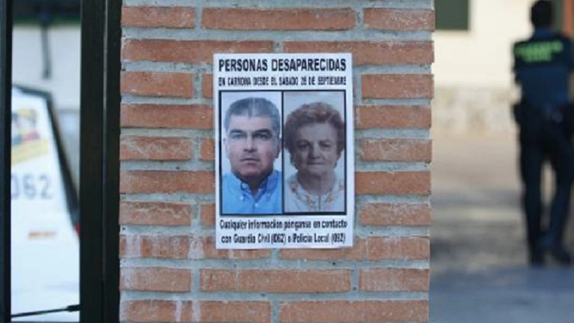 Imagen de un cartel con la foto de Mercedes Márquez Muñoz y de su hijo cuando denunciaron su desaparición
