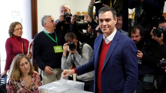 El presidente del Gobierno en funciones, Pedro S&aacute;nchez, vota en Pozuelo de Alarc&oacute;n