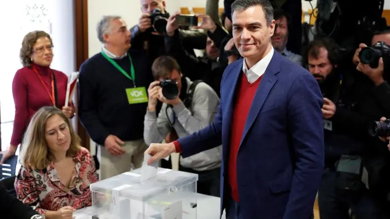 El presidente del Gobierno en funciones, Pedro Sánchez, vota en Pozuelo de Alarcón