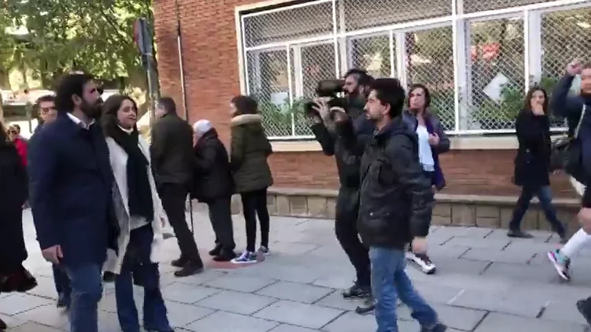 Increpan a Inés Arrimadas en su colegio electoral: "Fascista, dejadnos tranquilos"