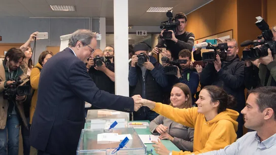 Torra saluda a la presidenta de la mesa, su hija Torra saluda a la presidenta de la mesa, su hija