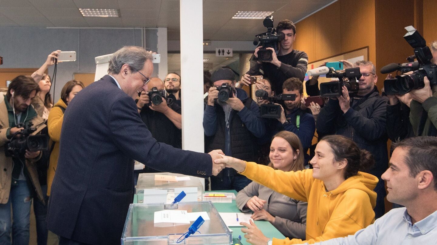 Torra saluda a la presidenta de la mesa, su hija