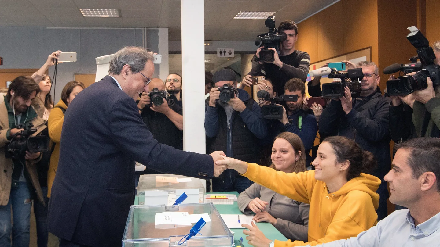 Torra saluda a la presidenta de la mesa, su hija Torra saluda a la presidenta de la mesa, su hija