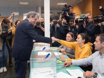 Torra saluda a la presidenta de la mesa, su hija Torra saluda a la presidenta de la mesa, su hija