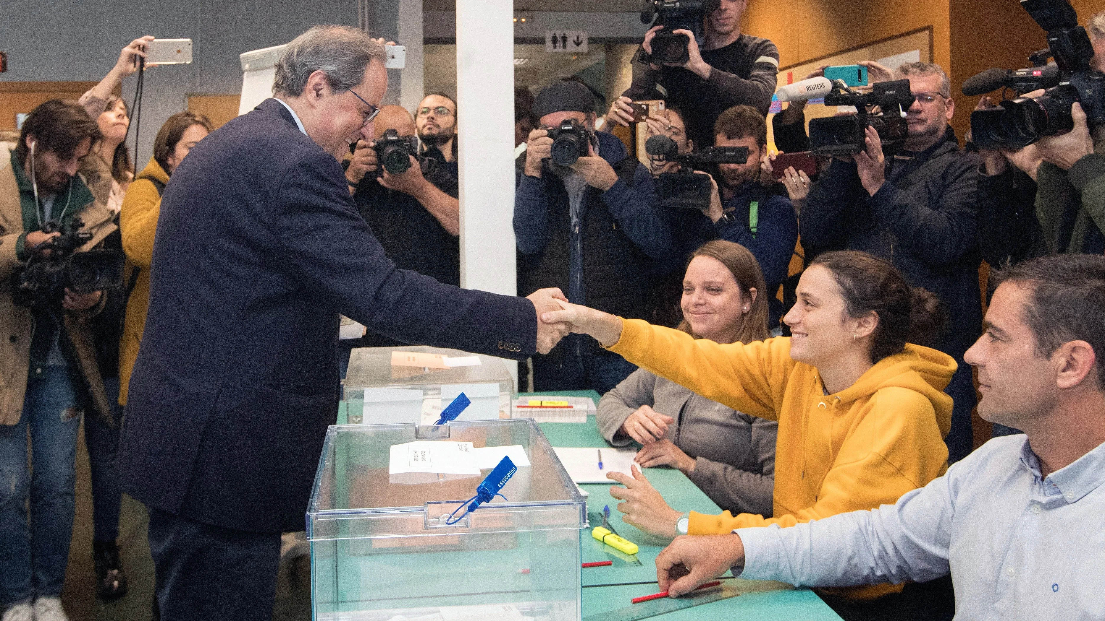 Torra saluda a la presidenta de la mesa, su hija