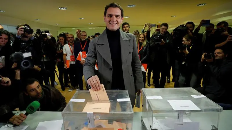 Vota el líder de Ciudadanos, Albert Rivera.