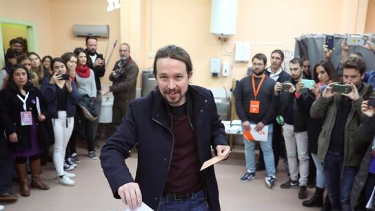 El l&iacute;der de Podemos, Pablo Iglesias, ejerce su derecho al voto