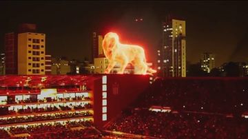 Un espectacular leon de fuego camina por las gradas del estadio del Estudiantes argentino