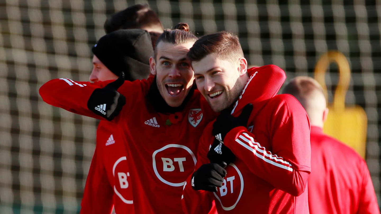 Gareth Bale posa con Ben Davies en el entrenamiento de Gales Gareth Bale posa con Ben Davies en el entrenamiento de Gales