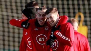 Gareth Bale posa con Ben Davies en el entrenamiento de Gales