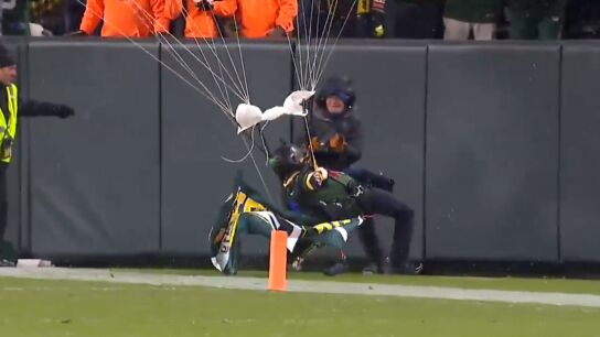 Un paracaidista choca contra un muro