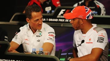 Michael Schumacher y Lewis Hamilton dialogan en una rueda de prensa