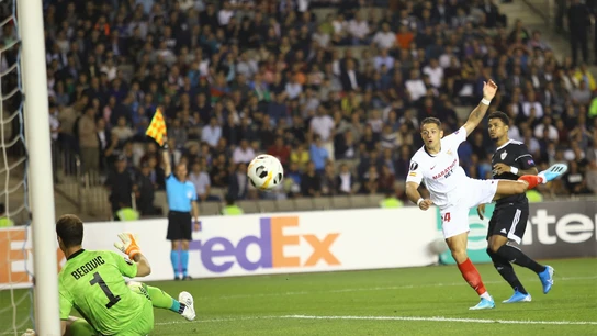 Chicharito Hernández chuta a puerta durante un partido Chicharito Hernández chuta a puerta durante un partido