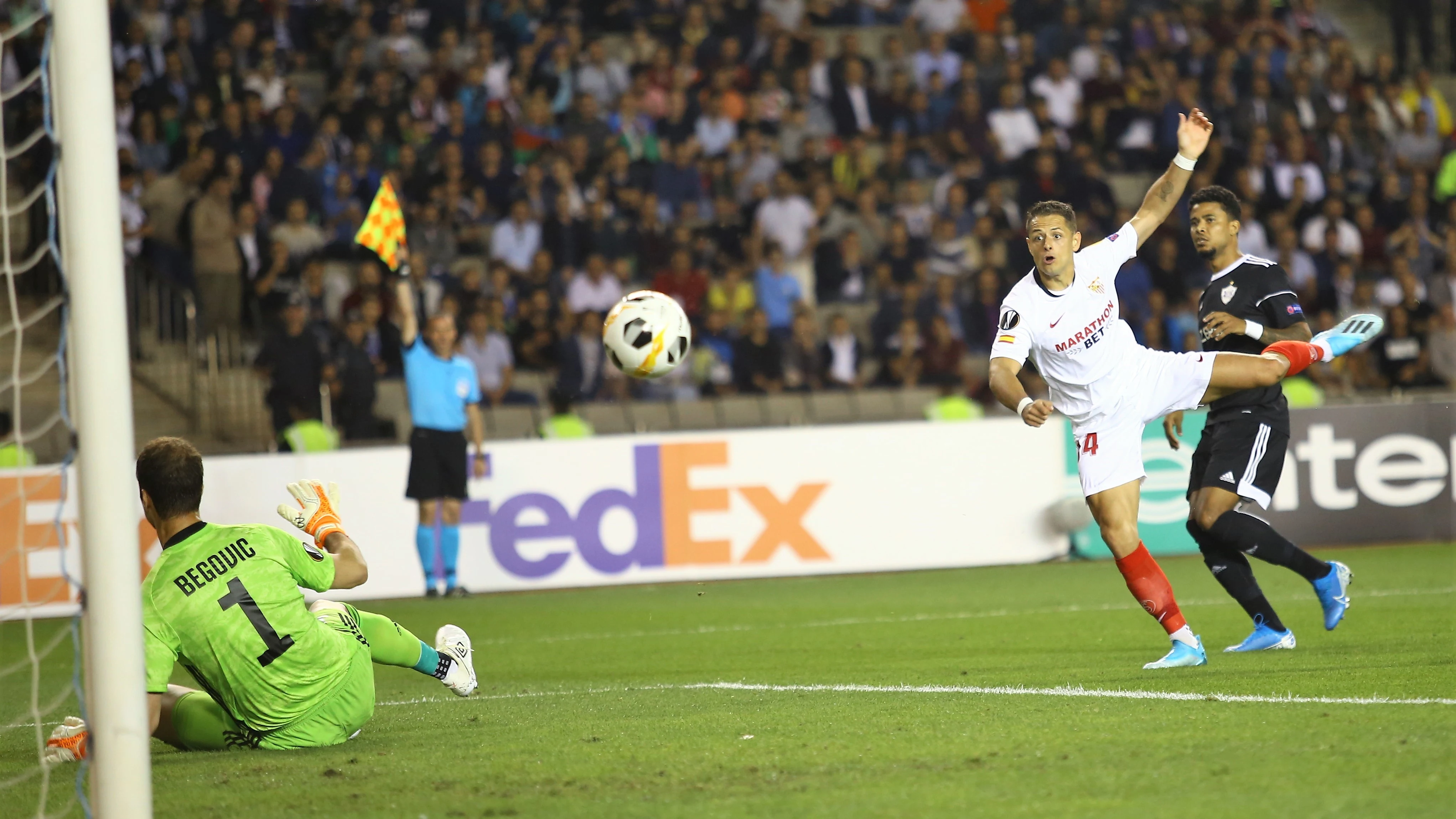Chicharito Hernández chuta a puerta durante un partido