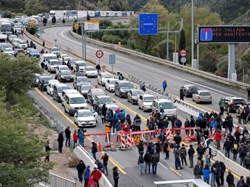 La autopista que enlaza España y Francia en el paso de La Jonquera La autopista que enlaza España y Francia en el paso de La Jonquera