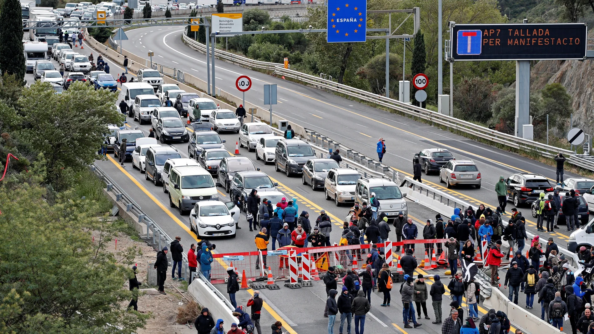 La autopista que enlaza España y Francia en el paso de La Jonquera