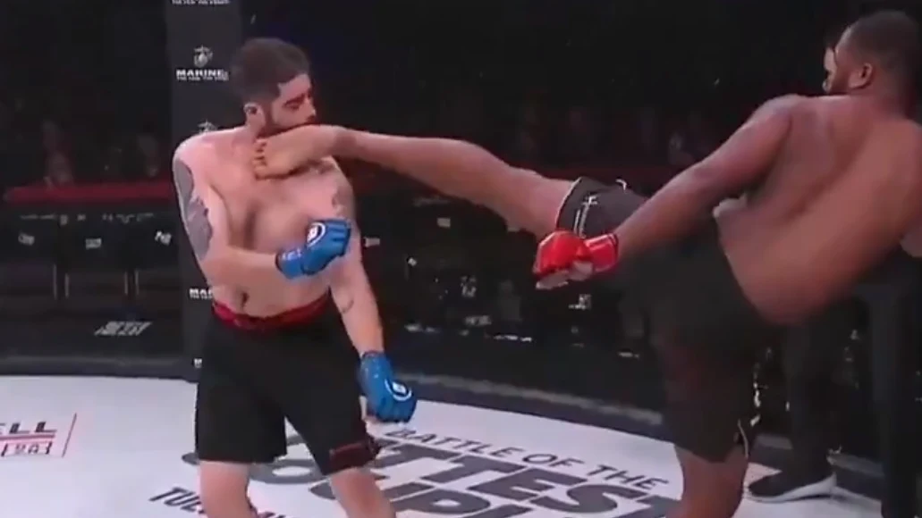 Christian Edwards propinando una patada a Cesar Bennett en combate de MMA