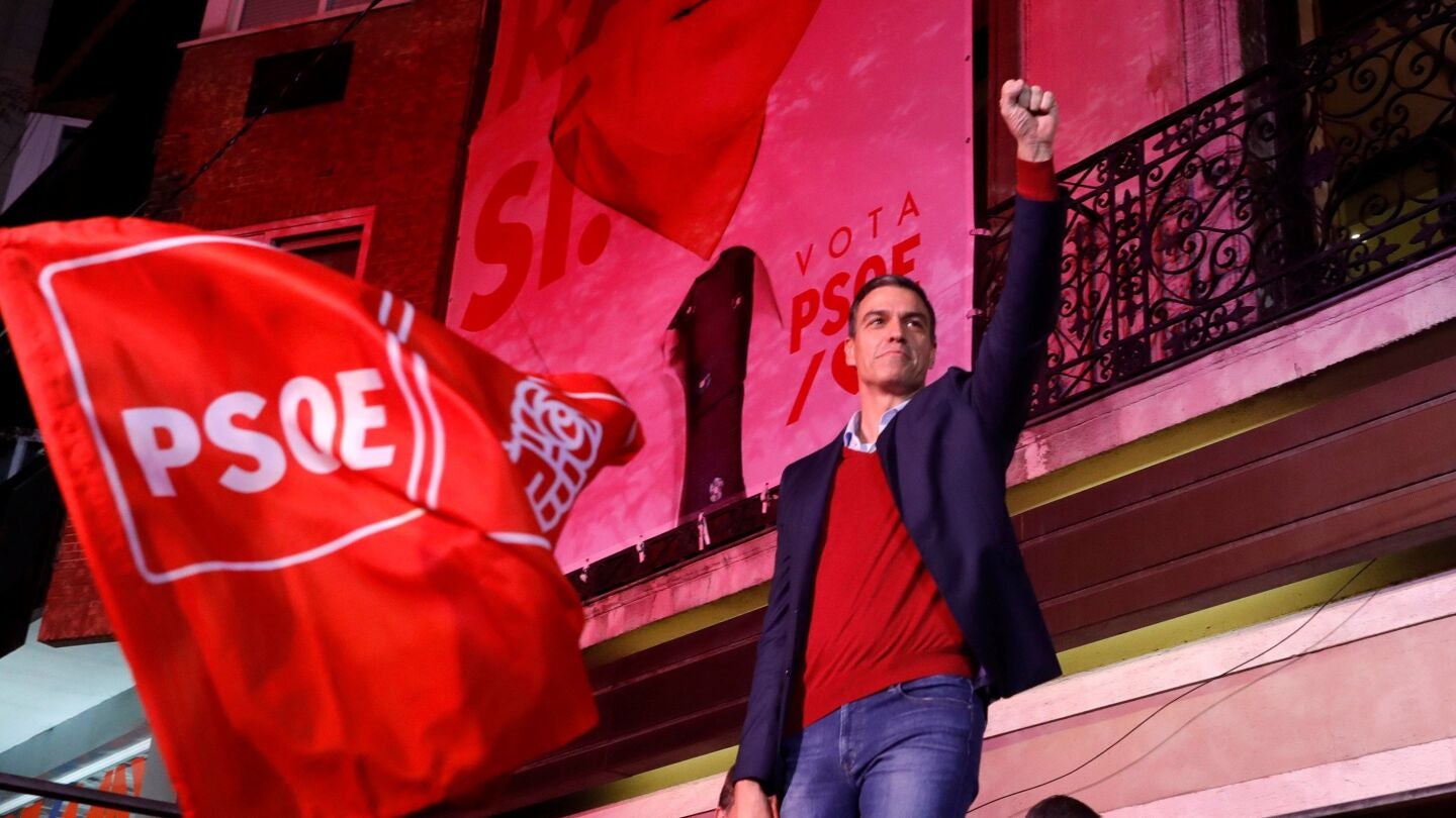 El l&iacute;der del PSOE Pedro S&aacute;nchez celebra los resultados electorales en la sede de Ferraz