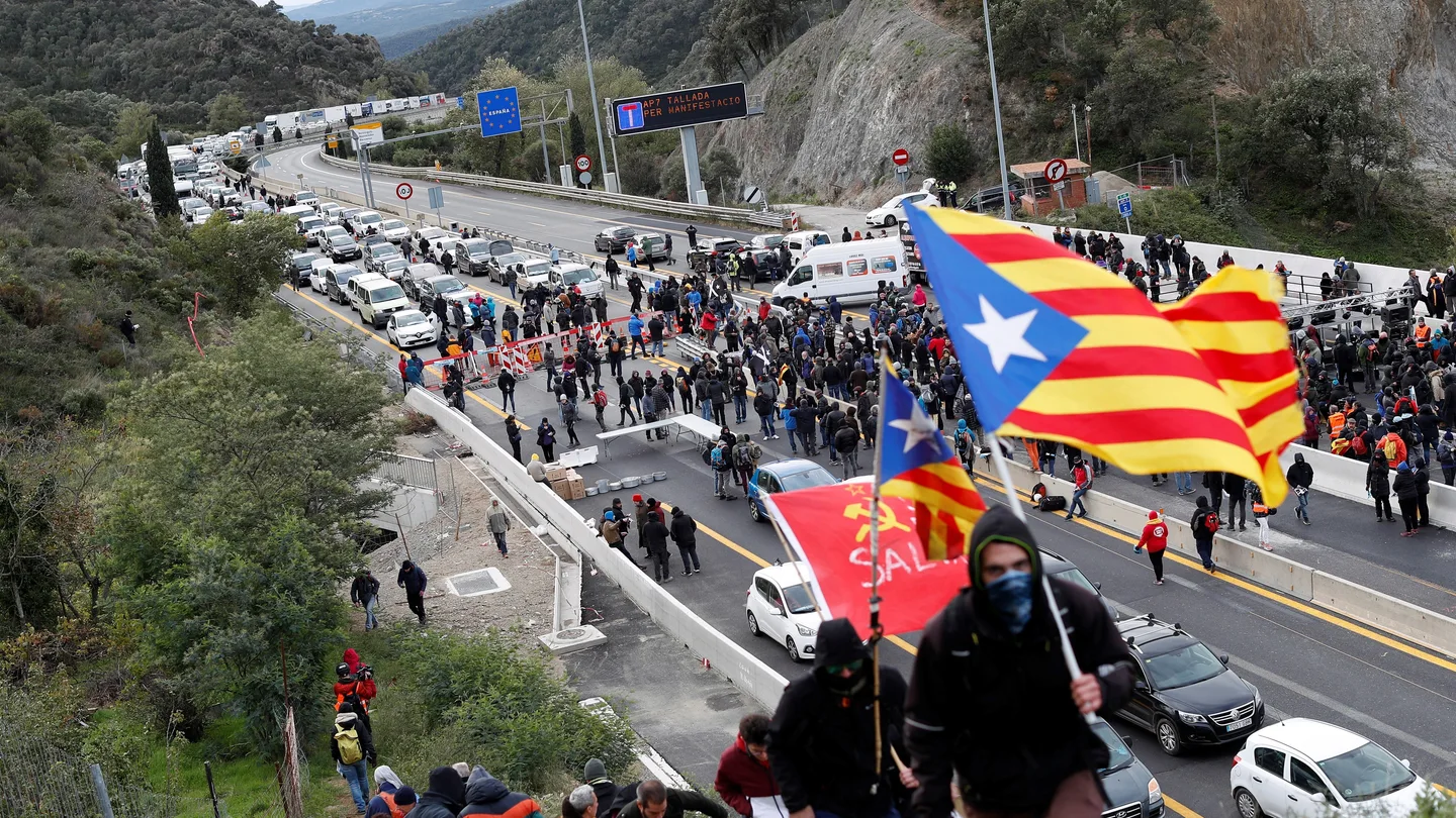 Manifestantes cortan la autopista AP-7 en el punto fronterizo de La Jonquera Manifestantes cortan la autopista AP-7 en el punto fronterizo de La Jonquera