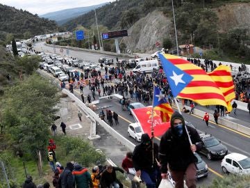 Manifestantes cortan la autopista AP-7 en el punto fronterizo de La Jonquera Manifestantes cortan la autopista AP-7 en el punto fronterizo de La Jonquera