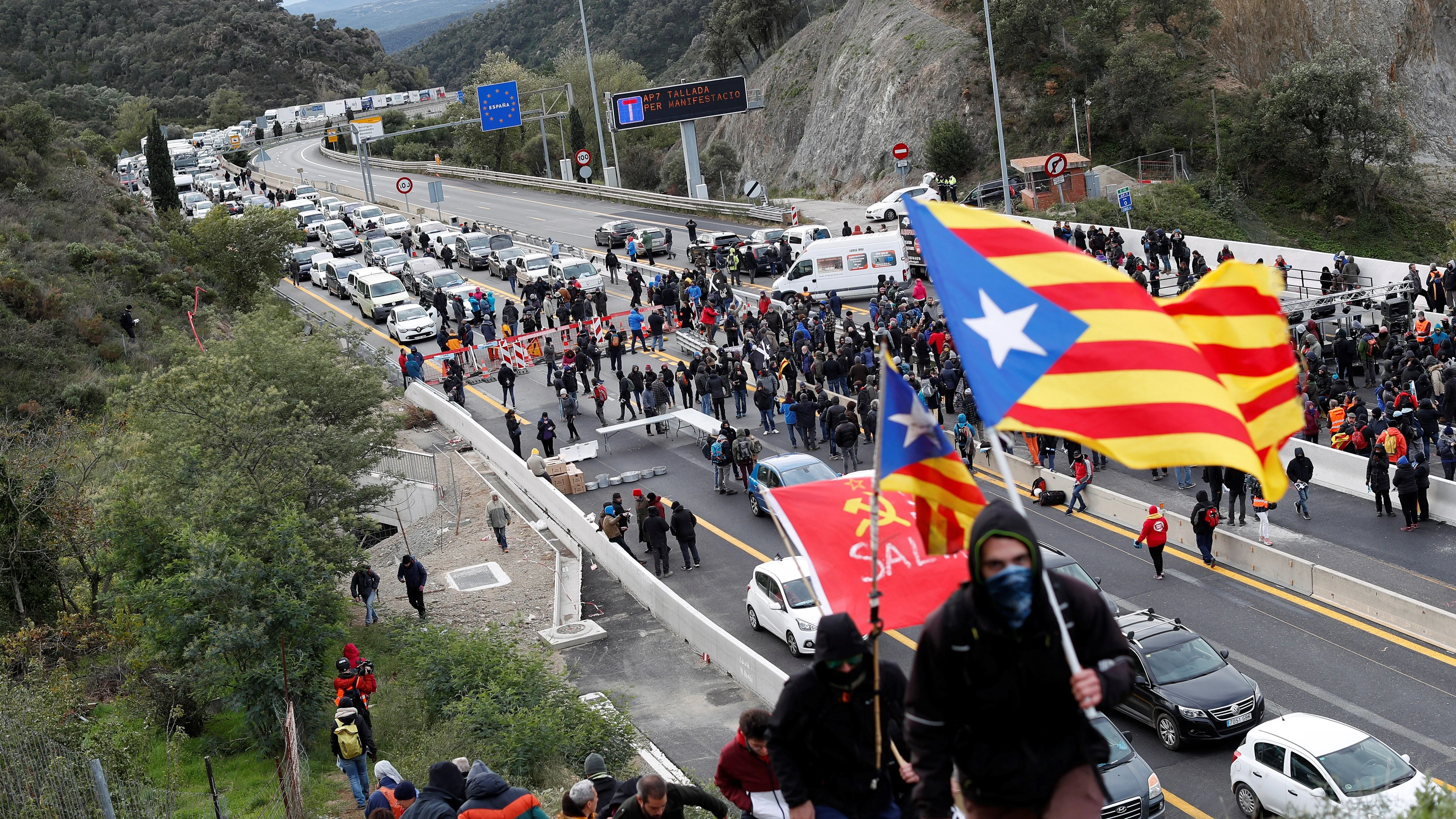 Manifestantes cortan la autopista AP-7 en el punto fronterizo de La Jonquera