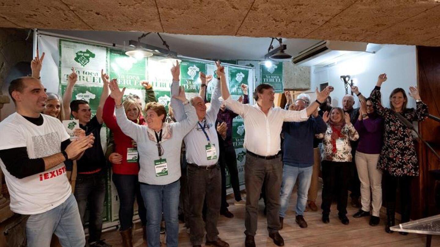 El candidato de Teruel Existe, Tom&aacute;s Guitarte, junto a su equipo