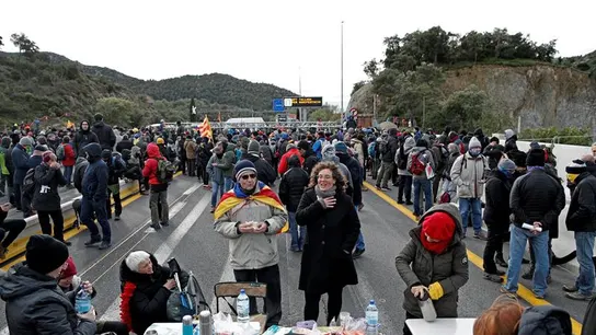 Manifestantes se avituallan durante el bloqueo de la autopista que enlaza España y Francia Manifestantes se avituallan durante el bloqueo de la autopista que enlaza España y Francia