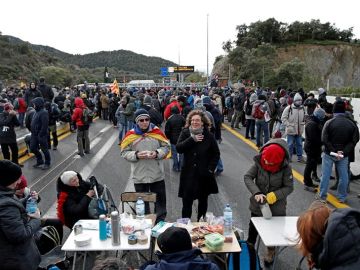 Manifestantes se avituallan durante el bloqueo de la autopista que enlaza España y Francia Manifestantes se avituallan durante el bloqueo de la autopista que enlaza España y Francia