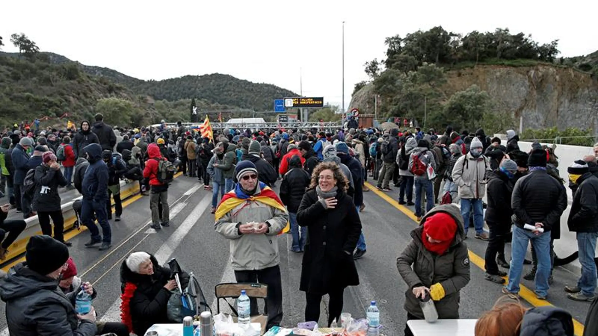 Manifestantes se avituallan durante el bloqueo de la autopista que enlaza España y Francia