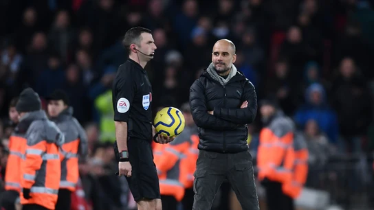 Guardiola mira con incredulidad al colegiado Michael Oliver Guardiola mira con incredulidad al colegiado Michael Oliver