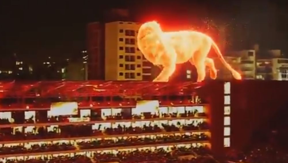 Un Espectacular Leon De Fuego Se Pasea Por El Nuevo Estadio De Estudiantes