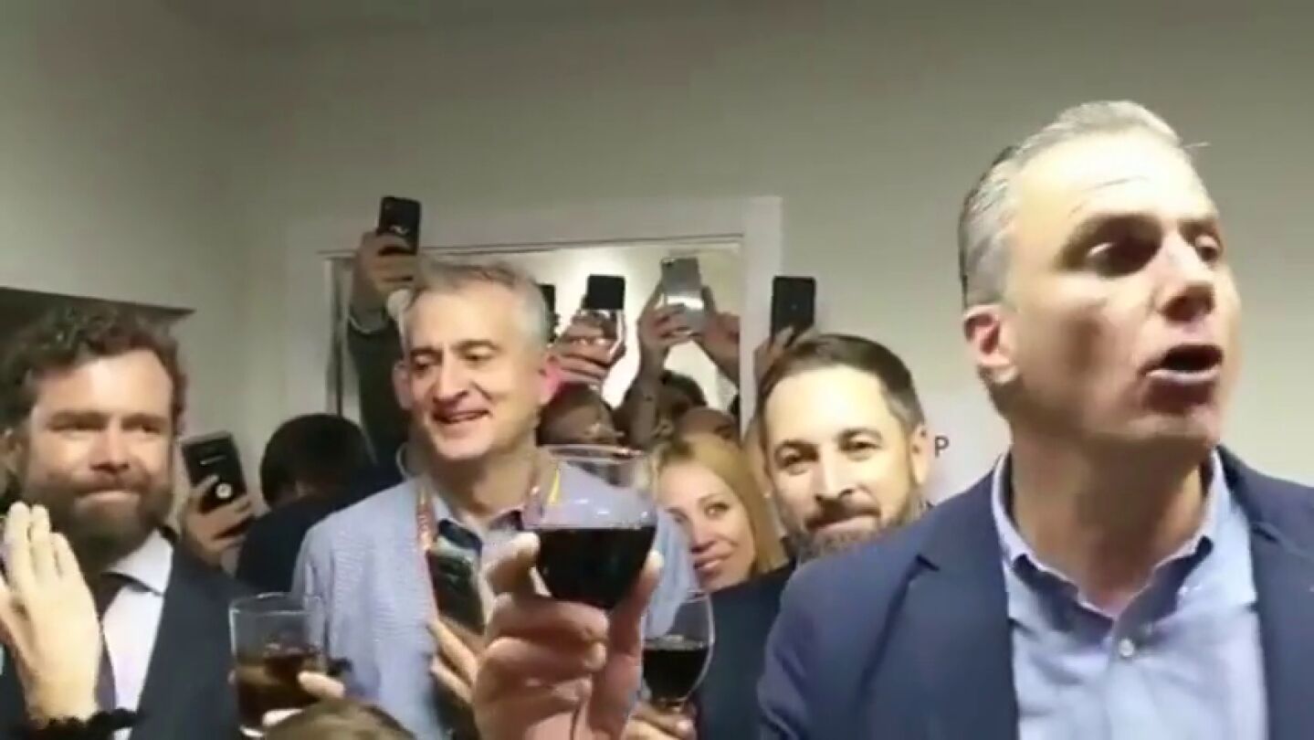 Vox celebra los resultados del 10N con el brindis de los Tercios de Flandes